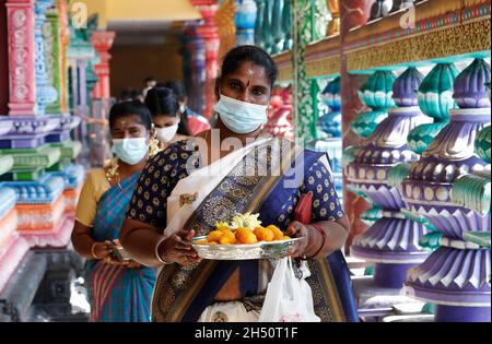 Kuala Lumpur, Malaysia. November 2021. Hindu-Anhänger sahen während des Festivals Gebete im Tempel der Batu-Höhlen anbieten.Diwali ist eines der wichtigsten religiösen Feste im Hinduismus. Die Göttin Lakshmi, der gott des Reichtums, wird während Diwali für Glück, Wohlstand und Ruhm verehrt. (Foto von Wong Fok Loy/SOPA Images/Sipa USA) Quelle: SIPA USA/Alamy Live News Stockfoto