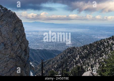 Blick auf den Ontario Peak aus den San Gabriel Mountains im Angeles National Forest in der Nähe von Los Angeles, Kalifornien. Stockfoto