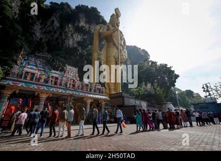 Kuala Lumpur, Malaysia. November 2021. Hinduistische Anhänger warten während des Festivals in einer Schlange, um im Tempel der Batu-Höhlen zu beten.Diwali ist eines der wichtigsten religiösen Feste im Hinduismus. Die Göttin Lakshmi, der gott des Reichtums, wird während Diwali für Glück, Wohlstand und Ruhm verehrt. (Foto von Wong Fok Loy/SOPA Images/Sipa USA) Quelle: SIPA USA/Alamy Live News Stockfoto