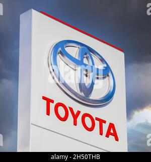 MOSKAU, RUSSLAND - 13. JUNI 2016: Offizielles Autohaus-Zeichen von Toyota vor dem blauen Himmel Hintergrund. Die Toyota Motor Corporation ist ein japanisches Automobilunternehmen Stockfoto