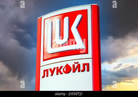 Sankt Petersburg, Russland - 10. August 2018: Lukoil Händler Zeichen gegen einen blauen Himmel. Lukoil ist eine der größten russischen Ölgesellschaften Stockfoto