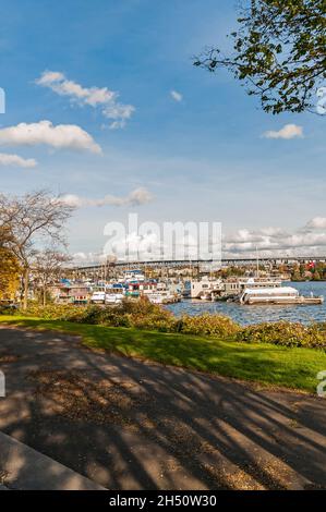 Blick auf den Yachthafen und die Schiffskanalbrücke am Lake Union vom Gas Works Park in Seattle, Washington. Stockfoto