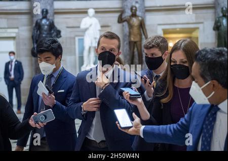 Washington DC, USA. November 2021. Der Vertreter der Vereinigten Staaten, Jared Golden (Demokrat von Maine), spricht mit Reportern, während er am Donnerstag, den 4. November 2021, bei einer Abstimmung im US-Kapitol in Washington, DC, zur Kammer des Repräsentantenhauses ging. Das Repräsentantenhaus bereitet sich heute darauf vor, über die Build Back Better- und überparteilichen Infrastrukturentwürfe abzustimmen. Foto von Rod Lampey/CNP/ABACAPRESS.COM Quelle: Abaca Press/Alamy Live News Stockfoto