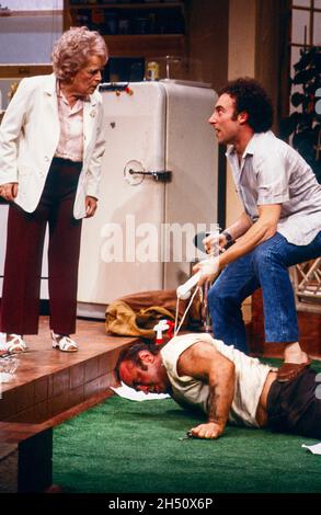 l-r: Patricia Hayes (Mom), Bob Hoskins (Lee), Antony Sher (Austin) in TRUE WEST von Sam Shepard am Cottesloe Theatre, National Theatre (NT) London 10/12/1981 Design: Grant Hicks Beleuchtung: Rory Dempster Regie: John Schlesinger Stockfoto