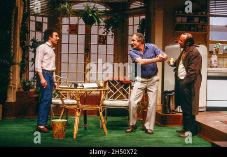 l-r: Antony Sher (Austin), Shane Rimmer (Saul Kimmer), Bob Hoskins (Lee) in TRUE WEST von Sam Shepard am Cottesloe Theatre, National Theatre (NT) London 10/12/1981 Design: Grant Hicks Beleuchtung: Rory Dempster Regie: John Schlesinger Stockfoto