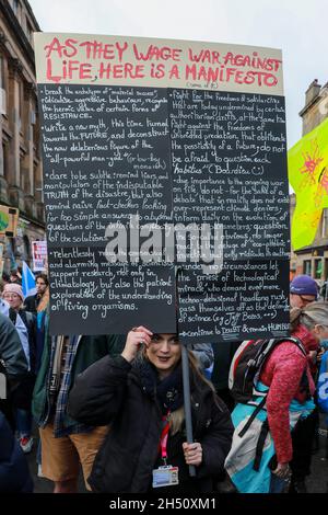 Glasgow, Großbritannien. November 2021. Tausende von Pro-Klimaaktivisten demonstrierten in Glasgow, indem sie mehrere Meilen durch das Stadtzentrum gingen. Diese Demonstration wurde von 'Friday for Future' organisiert und war eine der größten einer Reihe ähnlicher Demonstrationen, die während der COP 26 Konferenz, die in dieser Woche in Glasgow stattfand, stattfanden.Quelle: Findlay/Alamy Live News Stockfoto