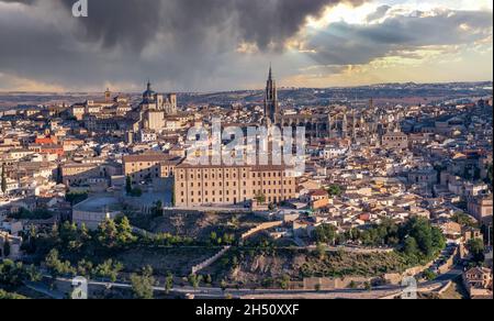 Blick auf die Santa Iglesia Cetedral de Toledo mit dramatischen Skies Stockfoto