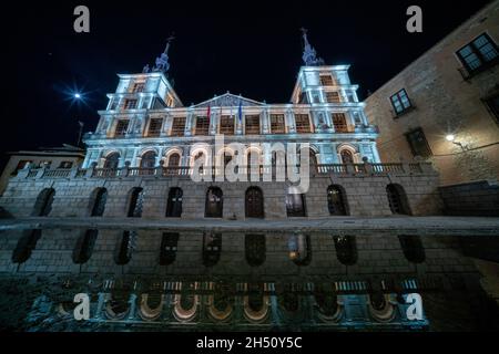 Weitwinkelansicht des Rathauses von Toledo mit hellem Mond am Himmel Stockfoto