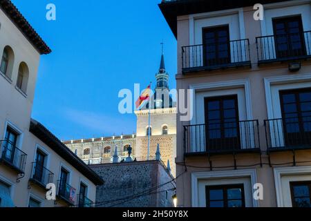 Blick auf den Alcazar de Toledo in der Nacht mit lokalen Residenzen auf dem Bild Stockfoto