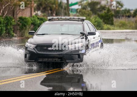 Charleston, USA. November 2022. Ein Polizeiauto fährt entlang des Lockwood Drive durch die Flutwässer, nachdem das historische Stadtzentrum am 5. November 2021 in Charleston, South Carolina, von einer Trockenüberflutung betroffen war. Der Klimawandel und der Anstieg des Meeresspiegels haben die Überschwemmungen entlang der Küste von Charleston in den letzten zehn Jahren um das Zehnfache erhöht. Quelle: Richard Ellis/Richard Ellis/Alamy Live News Stockfoto