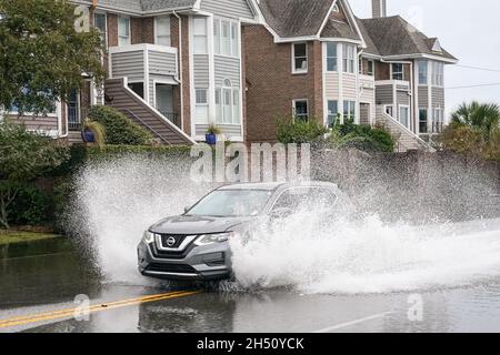 Charleston, USA. November 2022. Ein SUV fährt entlang des Lockwood Drive durch Überschwemmungswasser, nachdem das historische Stadtzentrum am 5. November 2021 in Charleston, South Carolina, von einer Trockenüberflutung betroffen war. Der Klimawandel und der Anstieg des Meeresspiegels haben die Überschwemmungen entlang der Küste von Charleston in den letzten zehn Jahren um das Zehnfache erhöht. Quelle: Richard Ellis/Richard Ellis/Alamy Live News Stockfoto