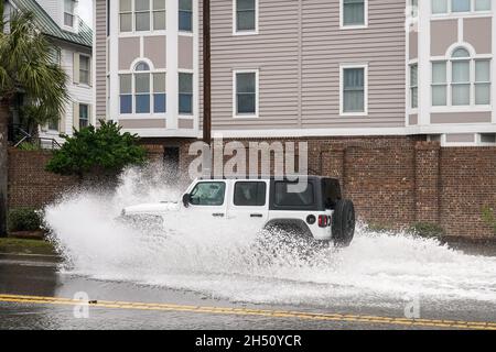 Charleston, USA. November 2022. Ein Jeep fährt entlang des Lockwood Drive durch Überschwemmungswasser, nachdem das historische Stadtzentrum am 5. November 2021 in Charleston, South Carolina, von einer Trockenüberflutung betroffen war. Der Klimawandel und der Anstieg des Meeresspiegels haben die Überschwemmungen entlang der Küste von Charleston in den letzten zehn Jahren um das Zehnfache erhöht. Quelle: Richard Ellis/Richard Ellis/Alamy Live News Stockfoto