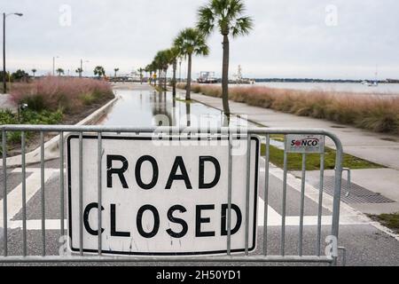 Charleston, USA. November 2022. Lockwood Drive geschlossen, nachdem die Trockenwetterflut die historische Innenstadt am 5. November 2021 in Charleston, South Carolina, beeinträchtigt hatte. Der Klimawandel und der Anstieg des Meeresspiegels haben die Überschwemmungen entlang der Küste von Charleston in den letzten zehn Jahren um das Zehnfache erhöht. Quelle: Richard Ellis/Richard Ellis/Alamy Live News Stockfoto