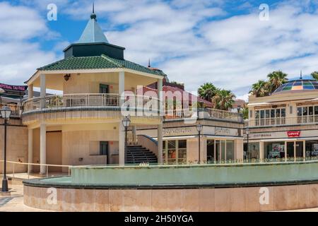 Elegantes Einkaufszentrum in der renommierten Touristengegend, alle geschlossen und ohne Touristen, die aufgrund der Sperre vorbeikommen, Commercial Center Safari, Las Americas Stockfoto