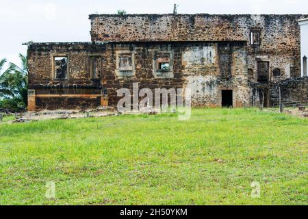 Ruinen der Casa da Torre de Garcia Davila. Es ist ein historisches Gebäude in Praia do Forte, Stockfoto