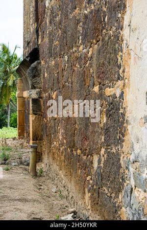 Ruinen der Casa da Torre de Garcia Davila. Es ist ein historisches Gebäude in Praia do Forte, Stockfoto