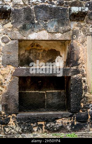 Ruinen der Casa da Torre de Garcia Davila. Es ist ein historisches Gebäude in Praia do Forte, Stockfoto