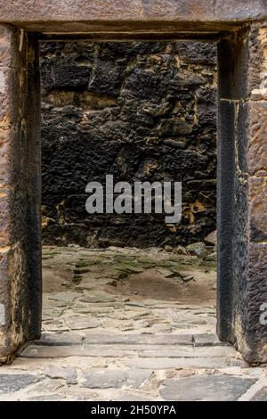 Ruinen der Casa da Torre de Garcia Davila. Es ist ein historisches Gebäude in Praia do Forte, Stockfoto