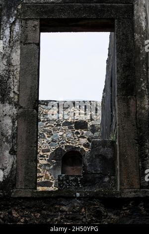 Ruinen der Casa da Torre de Garcia Davila. Es ist ein historisches Gebäude in Praia do Forte, Stockfoto