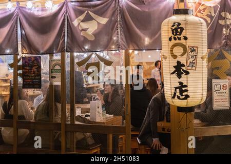 Tokio, Japan. November 2021. Die Gäste genießen Speisen und Getränke in einem Restaurant im Bezirk Shimbashi. Kredit: SOPA Images Limited/Alamy Live Nachrichten Stockfoto