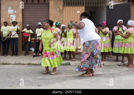 Acupe, Bahia, Brasilien - 03. Juli 2016: Frauen tanzen die Samba de Roda der recôncavo in Acupe, Santo Amaro, Bahia, Brasilien. Stockfoto