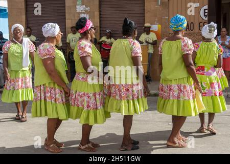 Acupe, Bahia, Brasilien - 03. Juli 2016: Frauen tanzen die Samba de Roda der recôncavo in Acupe, Santo Amaro, Bahia, Brasilien. Stockfoto