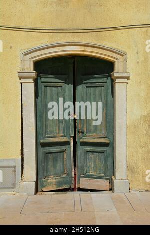 Ein alter Eingang in einem historischen verstürzten Gebäude in der Stadt Krk auf der Insel Krk in der Grafschaft Primorje-Gorski Kotar im Westen Kroatiens Stockfoto