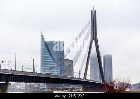 Vansu-Kabelbrücke mit der Innenstadt von Riga im Hintergrund, Lettland Stockfoto