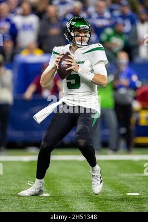 Indianapolis, Indiana, USA. November 2021. Der New York Jets Quarterback Mike White (5) spielt den Ball während des NFL-Fußballspiels zwischen den New York Jets und den Indianapolis Colts im Lucas Oil Stadium in Indianapolis, Indiana. John Mersits/CSM/Alamy Live News Stockfoto