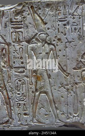 Altes ägyptisches Relief Wandbild Detail von Ramesses II, das Opfer zu Horus macht, 1279-1213, Adydos. Louvre Museum B20 N132. In 2 Szenen, von links - RAM Stockfoto