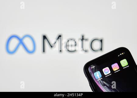 Taschkent, Usbekistan - 29. Oktober 2021: Konzept von Facebook, das den Namen in Meta ändert. Die Hand hält das Smartphone mit dem Facebook-Logo über dem New META-Logo Stockfoto