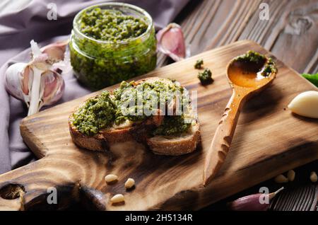 Kleine Sandwiches mit genovesischer Pesto-Sauce aus Basilikum, Pinienkernen, Olivenöl, Parmesankäse und Knoblauch Stockfoto