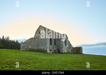 Der Hell Fire Club. Höllenklub, berühmte Ruine eines alten Jagdhauses und Pinien auf dem Montpelier Hill an einem bewölkten Tag in Dublin, Irland Stockfoto