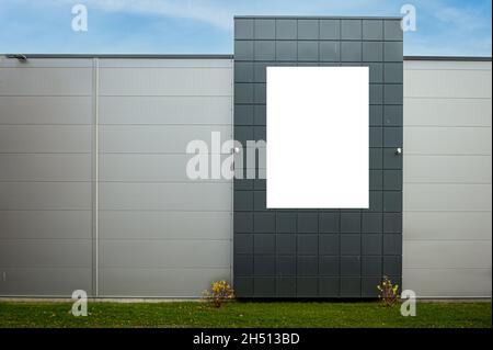Leere weiße Plakatwand für Werbung auf der Fassade des Gebäudes, Außenwerbung Mockup Stockfoto