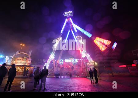 Hamburg, Deutschland. November 2021. Fahrten im Winterdom. Das Hamburger Winterdom ist unter 2G-Bedingungen am Heiligengeistfeld gestartet. Kredit: Marcus Brandt/dpa/Alamy Live Nachrichten Stockfoto