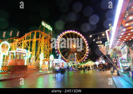 Hamburg, Deutschland. November 2021. Fahrten im Winterdom. Das Hamburger Winterdom ist unter 2G-Bedingungen am Heiligengeistfeld gestartet. Kredit: Marcus Brandt/dpa/Alamy Live Nachrichten Stockfoto