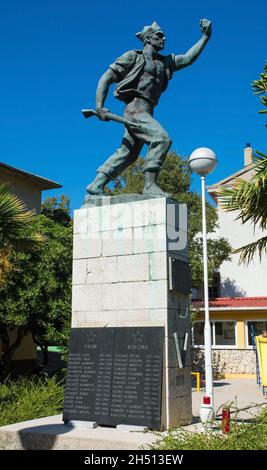 Draga Bascanska, Kroatien - 4. September 2021. Denkmal des 2. Weltkrieges im Dorf Draga Bascanska im Baska-Tal auf der Insel Krk, Westkroatien Stockfoto