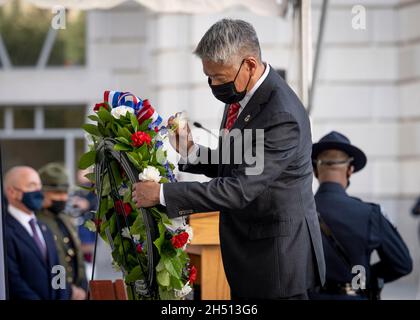 Washington, Vereinigte Staaten von Amerika. 15. Oktober 2021. US-Heimatschutzminister John Tien bei einer Zeremonie zu Ehren von Zoll- und Grenzpatrouillen-Agenten, die bei der Zeremonie zur Gedenkstätte und zum Kranzlegen im Dienst getötet wurden, am 15. Oktober 2021 in Washington, D.C., Quelle: Benjamin Applebaum/Homeland Security/Alamy Live News Stockfoto