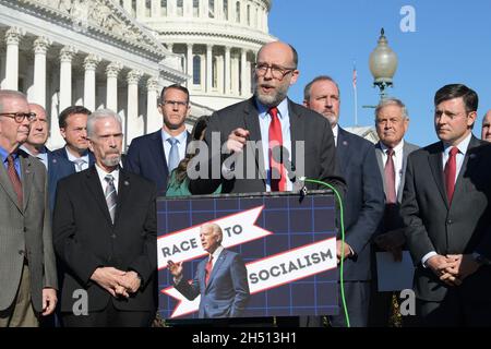 Washington DC, USA. November 2021. 5. November 2021, Washington, Distric of Columbia, USA: Der ehemalige OMB-Direktor RUSS VOUGHT spricht zusammen mit republikanischen Mitgliedern des Repräsentantenhauses auf einer Pressekonferenz als Reaktion auf die Veröffentlichung von Bidens Impfmandat für Privatunternehmen durch OSHA. (Bild: © Lenin Nolly/ZUMA Press Wire) Bild: ZUMA Press, Inc./Alamy Live News Stockfoto