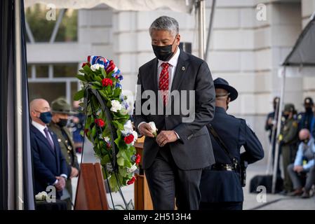 Washington, Vereinigte Staaten von Amerika. 15. Oktober 2021. US-Heimatschutzminister John Tien bei einer Zeremonie zu Ehren von Zoll- und Grenzpatrouillen-Agenten, die bei der Zeremonie zur Gedenkstätte und zum Kranzlegen im Dienst getötet wurden, am 15. Oktober 2021 in Washington, D.C., Quelle: Benjamin Applebaum/Homeland Security/Alamy Live News Stockfoto