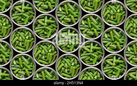 Nahtloser Lebensmittelhintergrund mit flacher Lay-Ansicht bei geöffneten Blechdosen mit isolierten grünen Bohnen auf schwarzem Hintergrund. Beschneidungspfad hinzugefügt Stockfoto