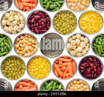 Nahtloser Hintergrund von Lebensmitteln aus geöffneter Dose Kichererbsen, grünen Sprossen, Karotten, Mais, Erbsen, Bohnen und Pilze auf weißem Hintergrund Stockfoto