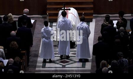 Washington DC, USA. November 2021. Colin Powells Schatulle ist während seines Gedenkgottesdienstes in der National Cathedral in Washington, DC, am 5. November 2021 zu sehen. Colin Powell starb am 18. Oktober im Alter von 84 Jahren an Komplikationen von COVID-19 nach einem Kampf mit Hirnkrebs. Foto Leigh Vogel/UPI Credit: UPI/Alamy Live News Stockfoto