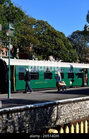 Passagiere, die mit dem Dampfzug Eddystone 34028 auf der Swanage-Plattform einsteigen Stockfoto