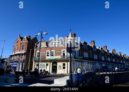 Sprühen Sie entlang Swanage Seafront Dorset England uk Stockfoto