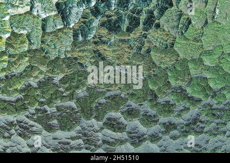 Abstraktes Glasfenster, abstraktes Muster in Blau-, Grün- und Grautönen, Detail einer Ansicht durch ein Fenster mit gemustertem Glas Stockfoto