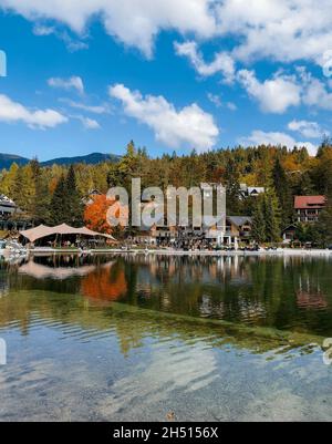 KRANJSKA GORA, SLOWENIEN - 10. Okt 2021: Wunderschöne Herbstfarben der Natur im Ferienort Jasnasee in Kranjska Gora in Slowenien. Stockfoto