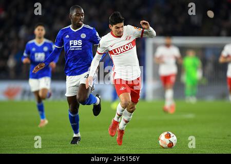 LEICESTER, GBR. 4. NOVEMBER Ayrton Lucas vom FC Spartak Moscow und Boubakary Soumare von Leicester City während des UEFA Europa League Group C-Spiels zwischen Leicester City und dem FC Spartak Moscow im King Power Stadium, Leicester am Donnerstag, 4. November 2021. (Kredit: Jon Hobley | MI News) Kredit: MI Nachrichten & Sport /Alamy Live News Stockfoto