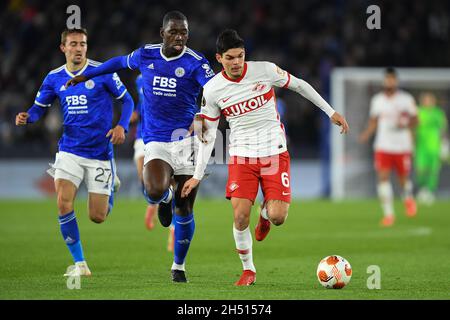 LEICESTER, GBR. 4. NOVEMBER Boubakary Soumare aus Leicester City kämpft am Donnerstag, 4. November 2021, im King Power Stadium in Leicester City gegen Ayrton Lucas vom FC Spartak Moscow während des UEFA Europa League Group C-Spiels zwischen Leicester City und dem FC Spartak Moscow. (Kredit: Jon Hobley | MI News) Kredit: MI Nachrichten & Sport /Alamy Live News Stockfoto