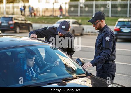 Polizeistreife überprüft weibliche Fahrer Stockfoto